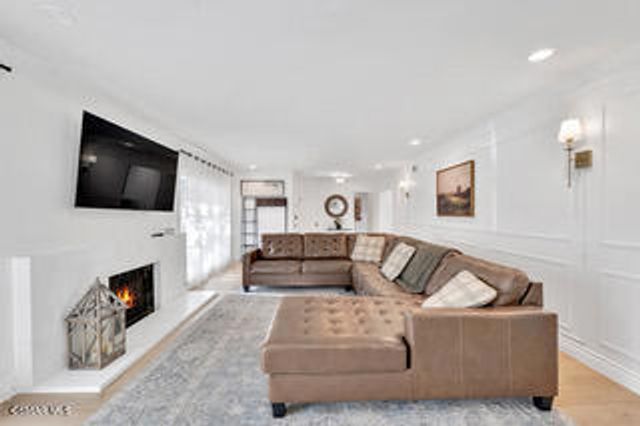 135 W Gainsborough Road, Thousand Oaks, CA 91360