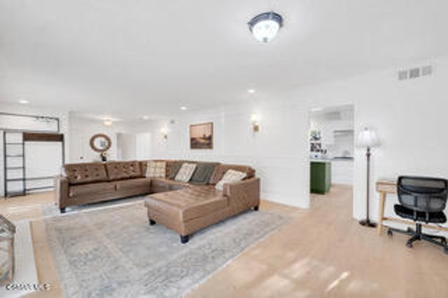 135 W Gainsborough Road, Thousand Oaks, CA 91360