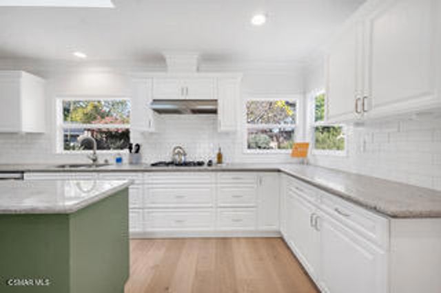 135 W Gainsborough Road, Thousand Oaks, CA 91360