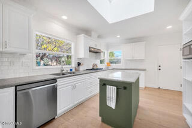 135 W Gainsborough Road, Thousand Oaks, CA 91360