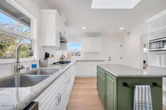 135 W Gainsborough Road, Thousand Oaks, CA 91360