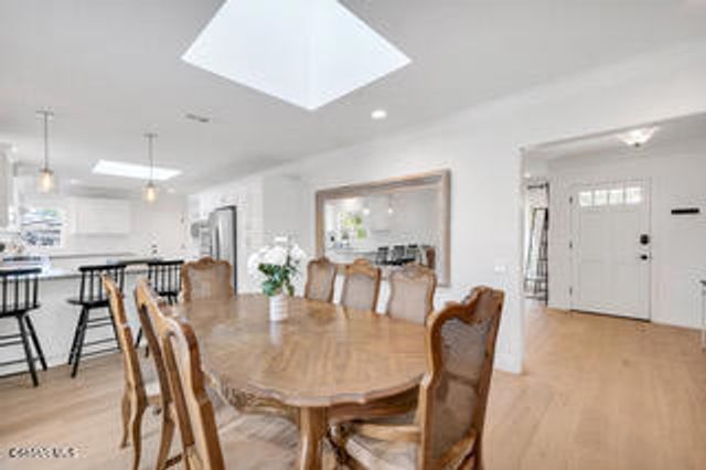 135 W Gainsborough Road, Thousand Oaks, CA 91360