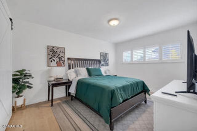 135 W Gainsborough Road, Thousand Oaks, CA 91360