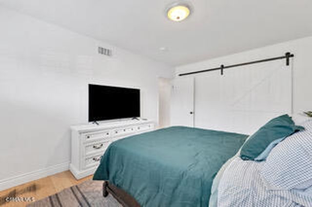 135 W Gainsborough Road, Thousand Oaks, CA 91360