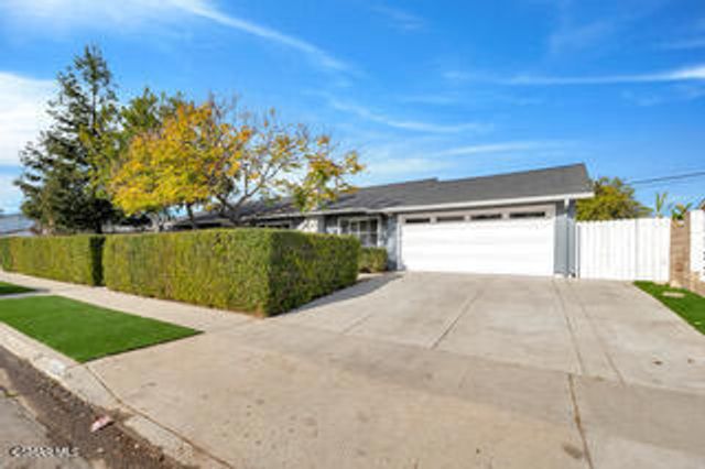 135 W Gainsborough Road, Thousand Oaks, CA 91360