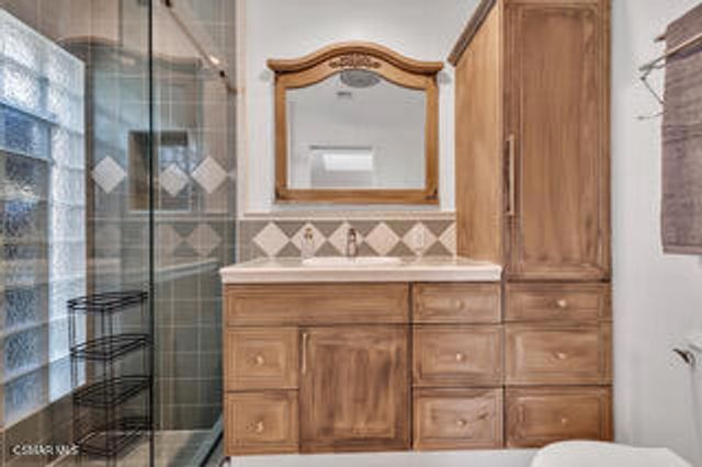 135 W Gainsborough Road, Thousand Oaks, CA 91360