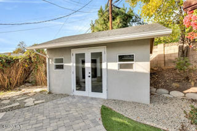 135 W Gainsborough Road, Thousand Oaks, CA 91360