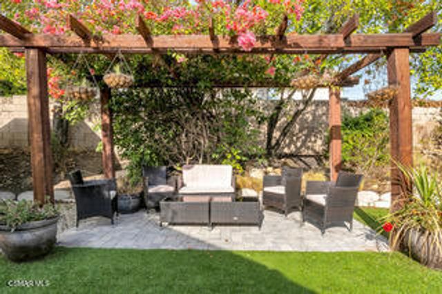 135 W Gainsborough Road, Thousand Oaks, CA 91360
