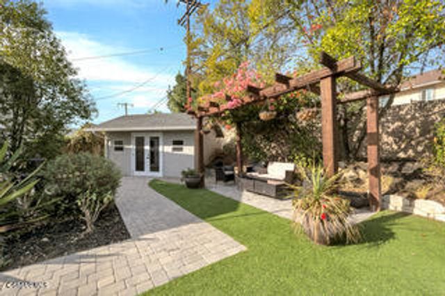 135 W Gainsborough Road, Thousand Oaks, CA 91360