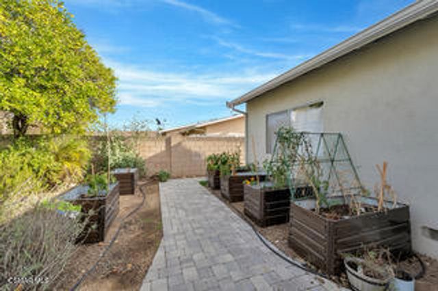 135 W Gainsborough Road, Thousand Oaks, CA 91360