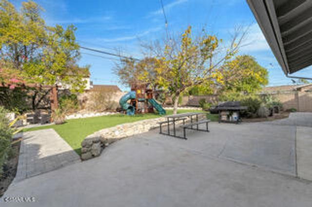 135 W Gainsborough Road, Thousand Oaks, CA 91360