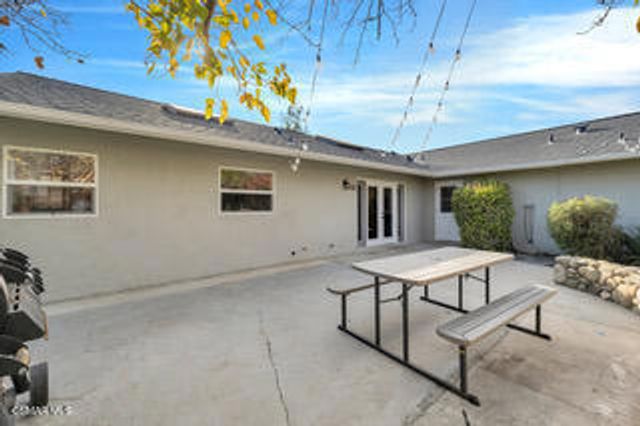 135 W Gainsborough Road, Thousand Oaks, CA 91360
