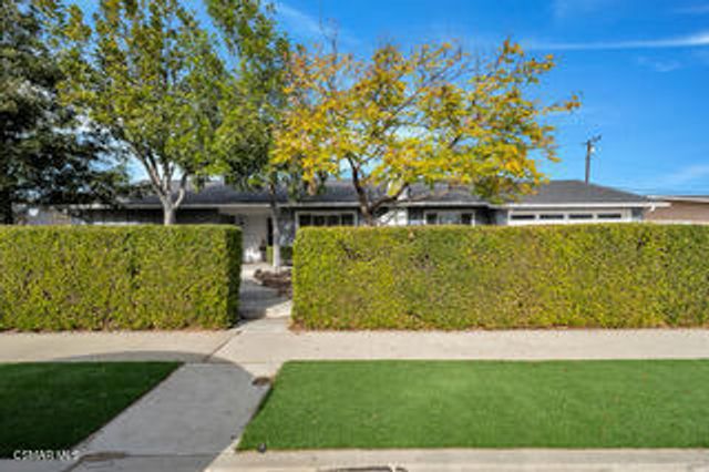 135 W Gainsborough Road, Thousand Oaks, CA 91360