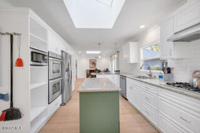 135 W Gainsborough Road, Thousand Oaks, CA 91360