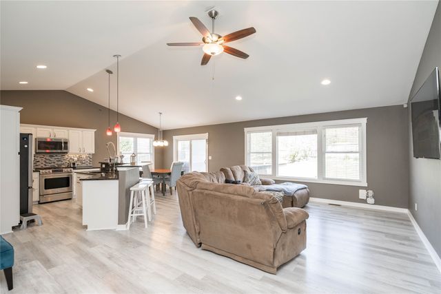3548 E Highview Drive, Des Moines, IA 50320