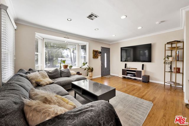 15513 Cohasset Street, Van Nuys (los Angeles), CA 91406