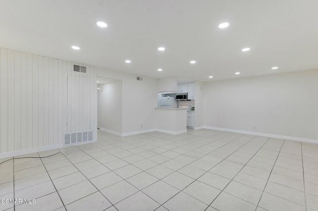 5700 Etiwanda Avenue 113, Tarzana, CA 91356