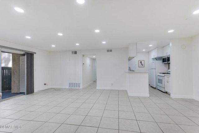 5700 Etiwanda Avenue 113, Tarzana, CA 91356