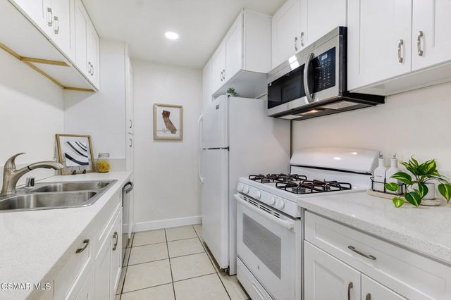 5700 Etiwanda Avenue 113, Tarzana, CA 91356