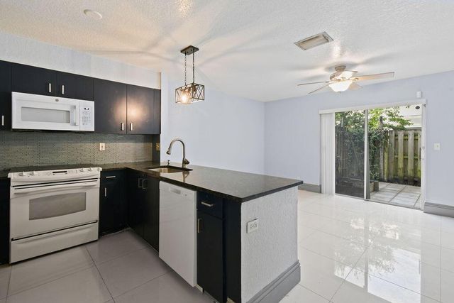 952 Summit Lake Drive, West Palm Beach, FL 33406