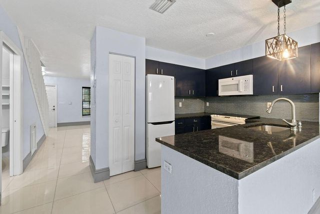 952 Summit Lake Drive, West Palm Beach, FL 33406
