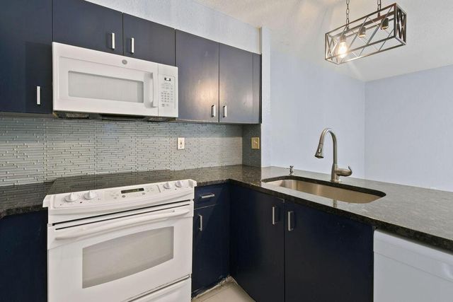 952 Summit Lake Drive, West Palm Beach, FL 33406