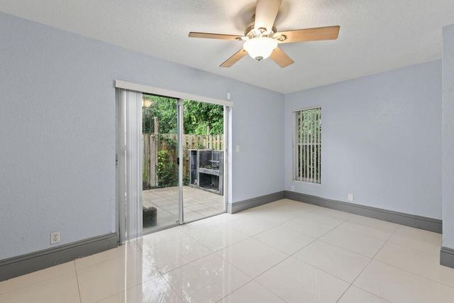 952 Summit Lake Drive, West Palm Beach, FL 33406