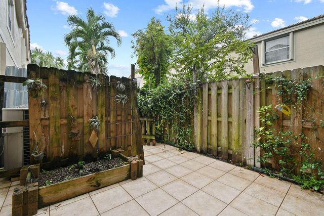 952 Summit Lake Drive, West Palm Beach, FL 33406