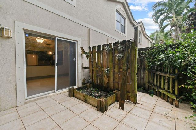 952 Summit Lake Drive, West Palm Beach, FL 33406