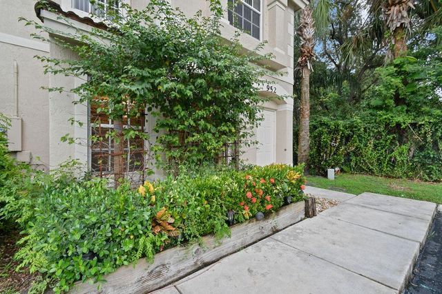 952 Summit Lake Drive, West Palm Beach, FL 33406