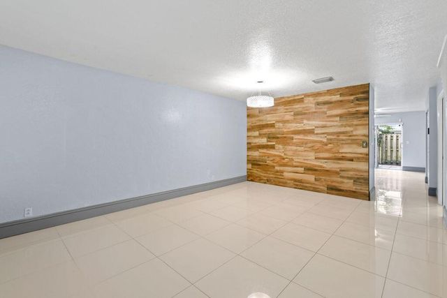 952 Summit Lake Drive, West Palm Beach, FL 33406
