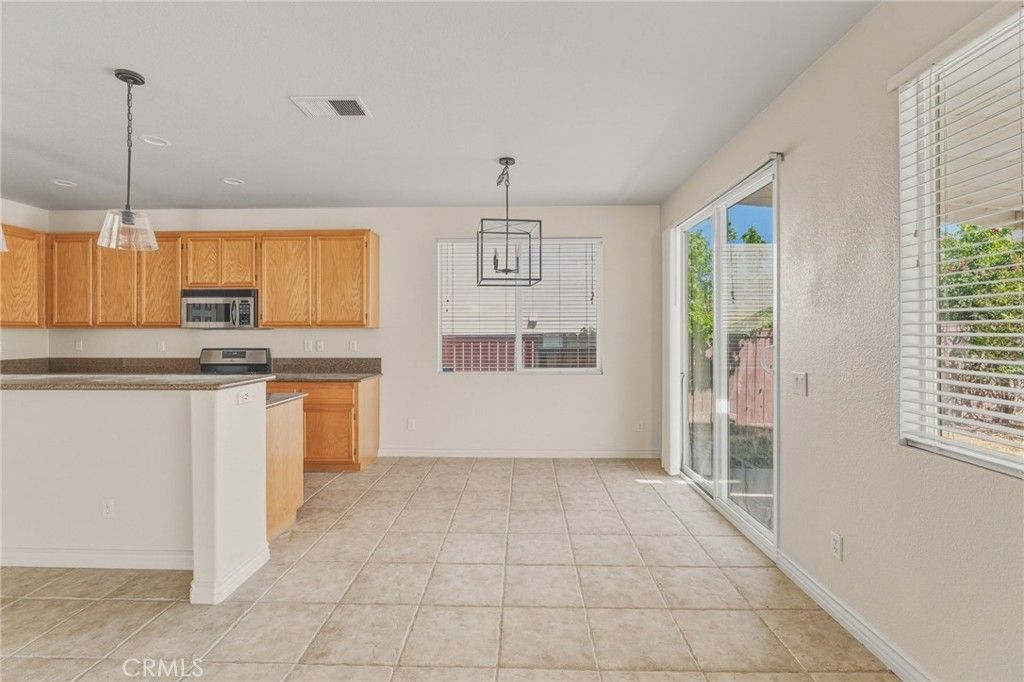 Image 12 of property listing at 14373 Silent Spring, Hesperia, CA 92344