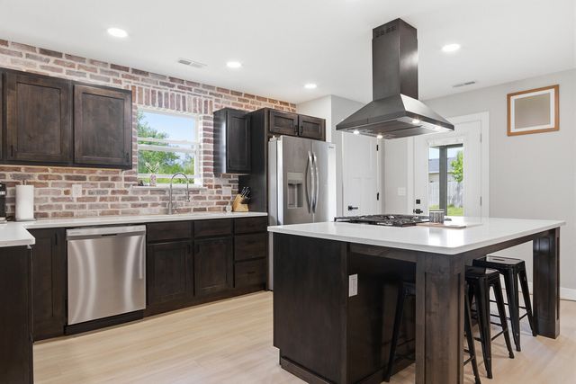 415 E BURKS ST, Sturgeon, MO 65284