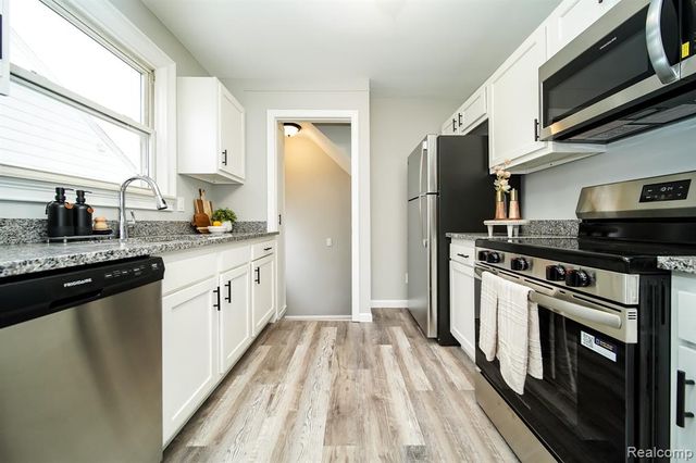 8221 Coolidge, Center Line, MI 48015