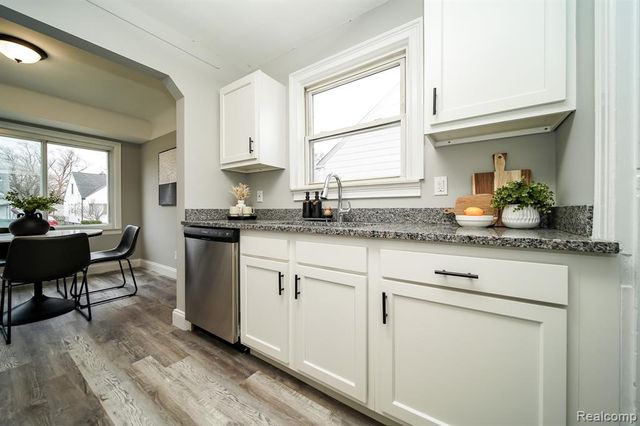 8221 Coolidge, Center Line, MI 48015