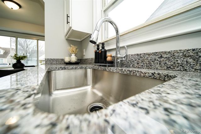 8221 Coolidge, Center Line, MI 48015