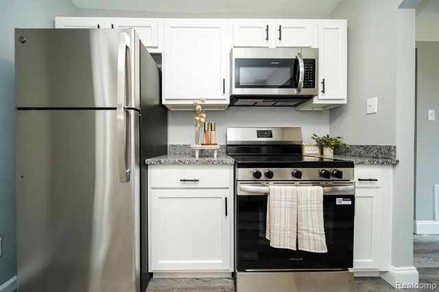 8221 Coolidge, Center Line, MI 48015