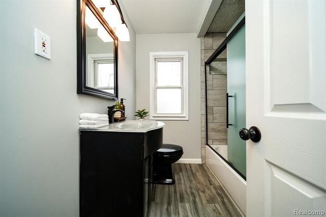 8221 Coolidge, Center Line, MI 48015