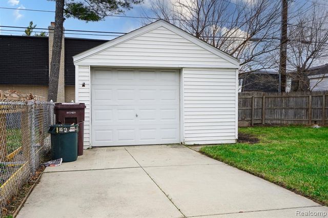 8221 Coolidge, Center Line, MI 48015