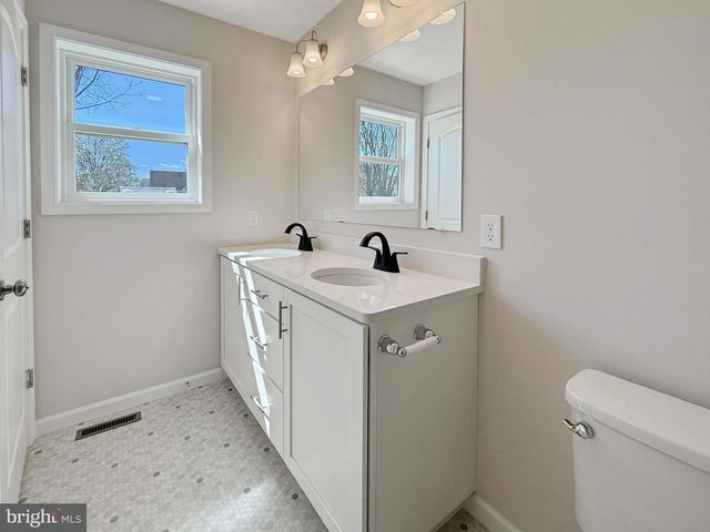 10 CHELTENHAM LN, Carlisle, PA 17013