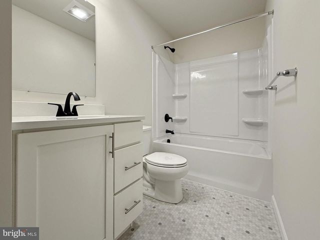 10 CHELTENHAM LN, Carlisle, PA 17013