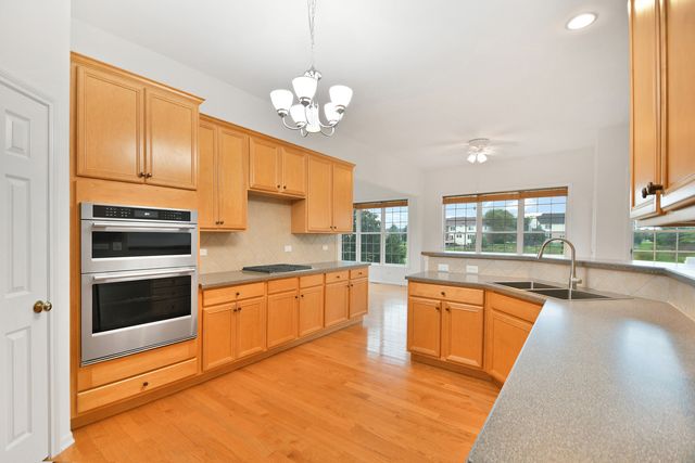 19 EAGLE RIDGE Drive, Hawthorn Woods, IL 60047