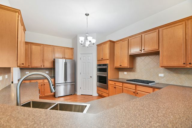 19 EAGLE RIDGE Drive, Hawthorn Woods, IL 60047