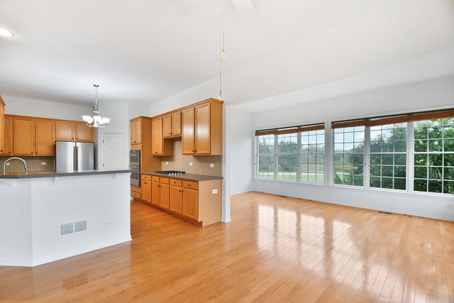 19 EAGLE RIDGE Drive, Hawthorn Woods, IL 60047