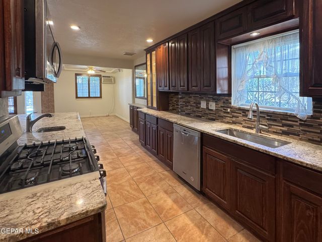 2929 DOUG FORD Drive, El Paso, TX 79935