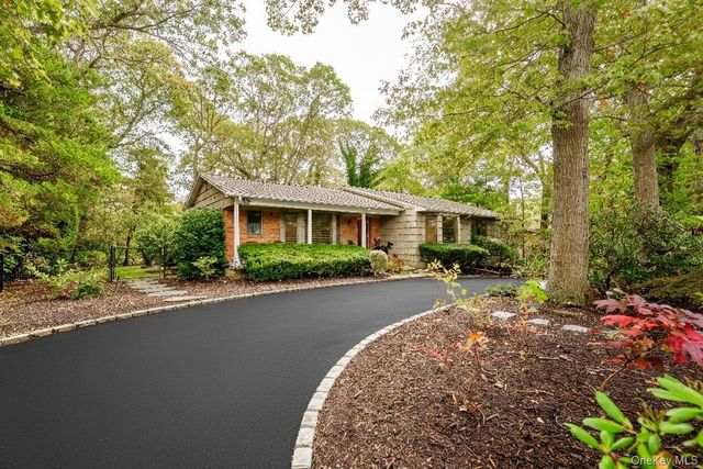 54 Farmington Lane, Melville, NY 11747