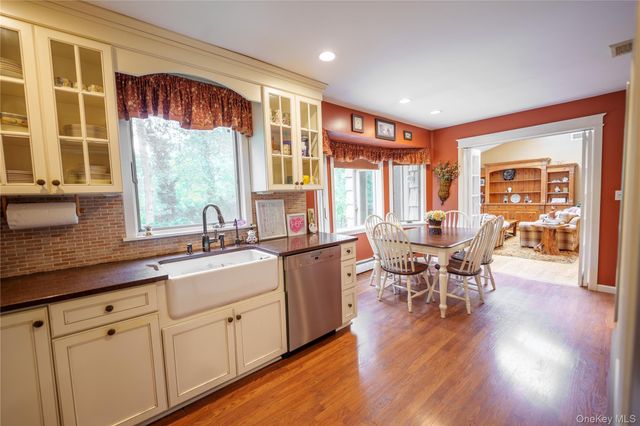 54 Farmington Lane, Melville, NY 11747