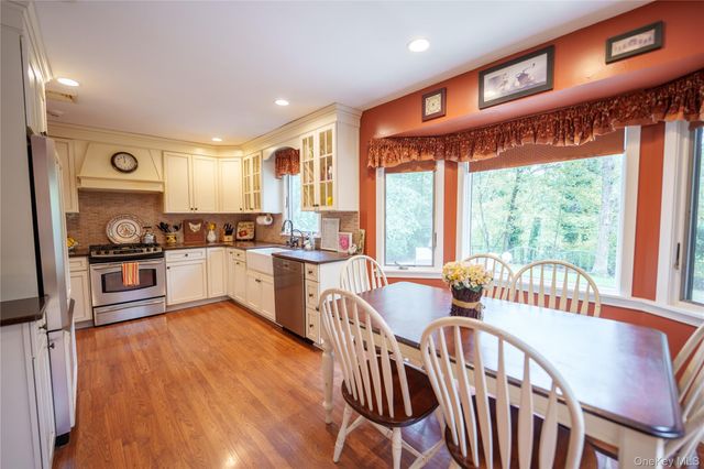 54 Farmington Lane, Melville, NY 11747