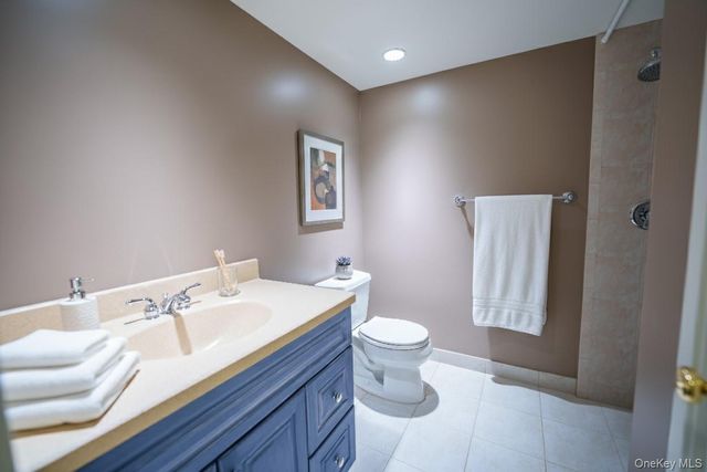 54 Farmington Lane, Melville, NY 11747