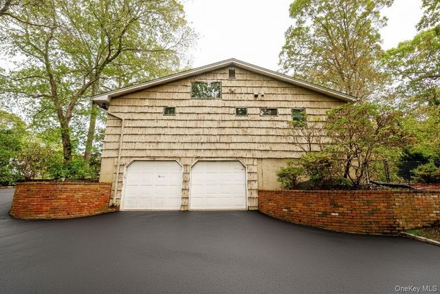 54 Farmington Lane, Melville, NY 11747